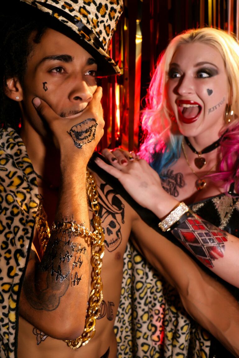 21P La star blonde du porno Leya Falcon exhibe ses faux seins juteux dans un club de strip-tease.
