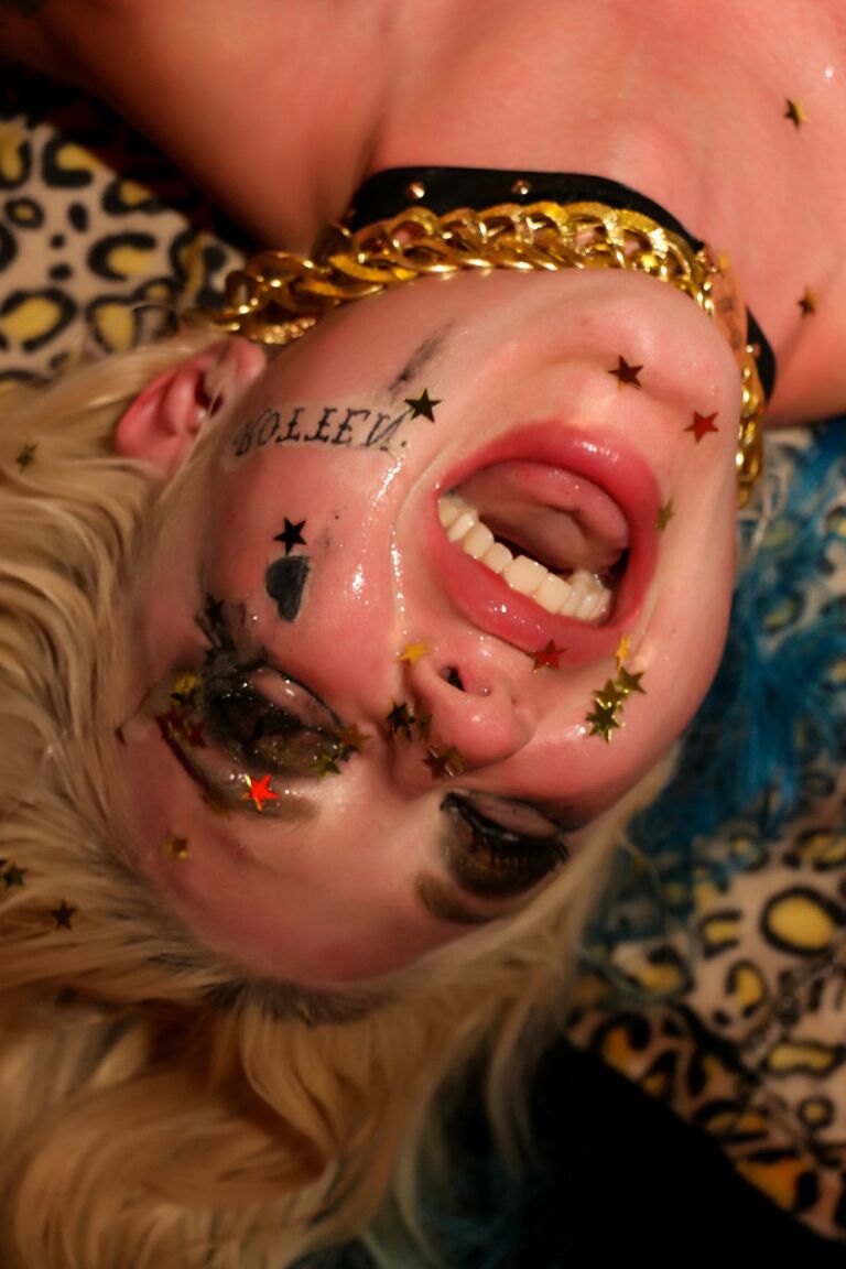 21P La star blonde du porno Leya Falcon exhibe ses faux seins juteux dans un club de strip-tease.
