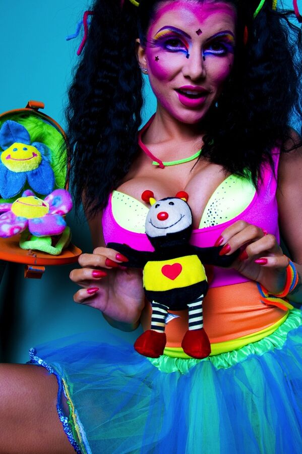 15P Romi Rain La sexy Raggedy Ann se desnuda