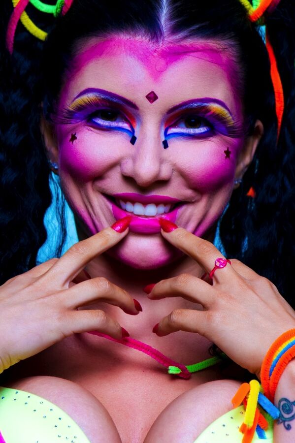 15P Romi Rain La sexy Raggedy Ann se desnuda