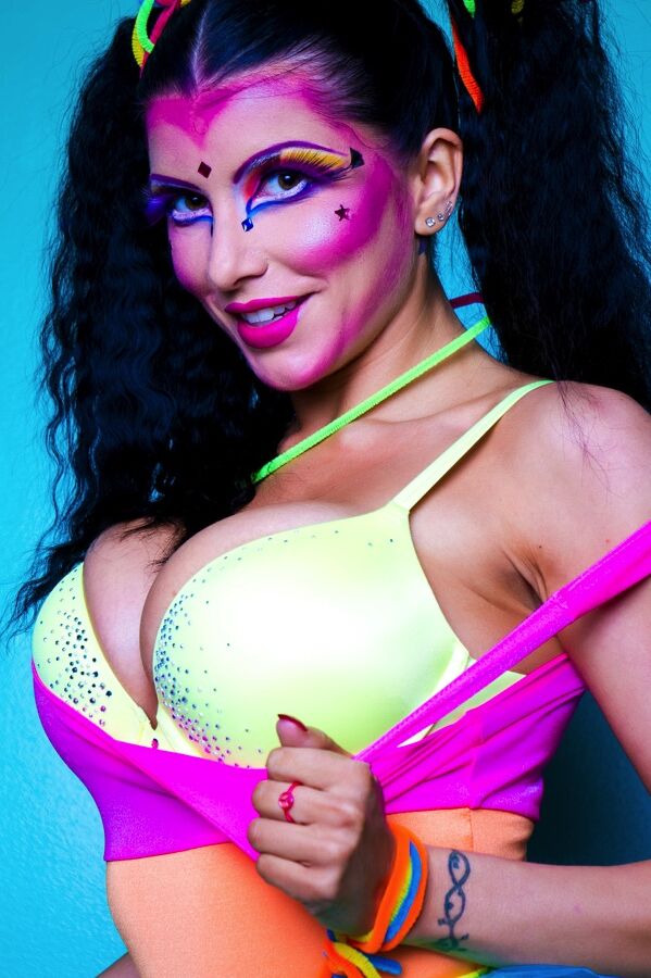15P Romi Rain La sexy Raggedy Ann se desnuda