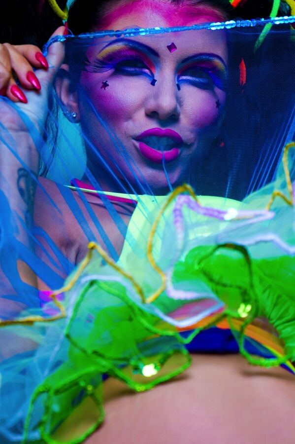 15P Romi Rain La sexy Raggedy Ann se desnuda
