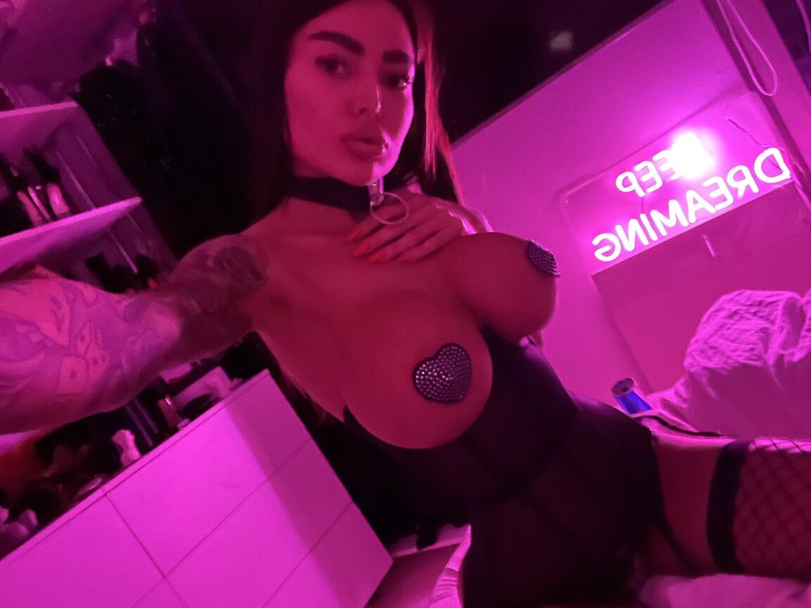 19P Modelo glamorosa em lingerie sexy Alena Omovych tira selfies de seus peitos grandes