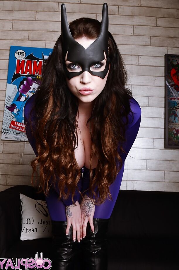 16P La nena cosplay pechugona Harmony Reigns mostrando bonitos melones y tatuajes