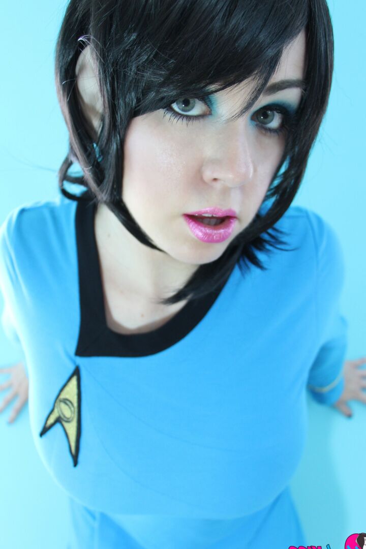 Kayla Kiss, une cosplayeuse de 12P, donne une performance de Star Trek aux gros seins avec des pâtés