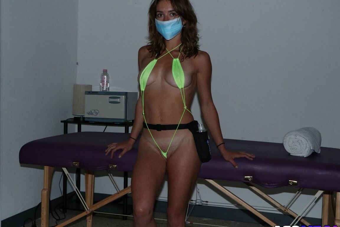 15P Naughty masseuse Karmen gave intense oily handjob after a massage