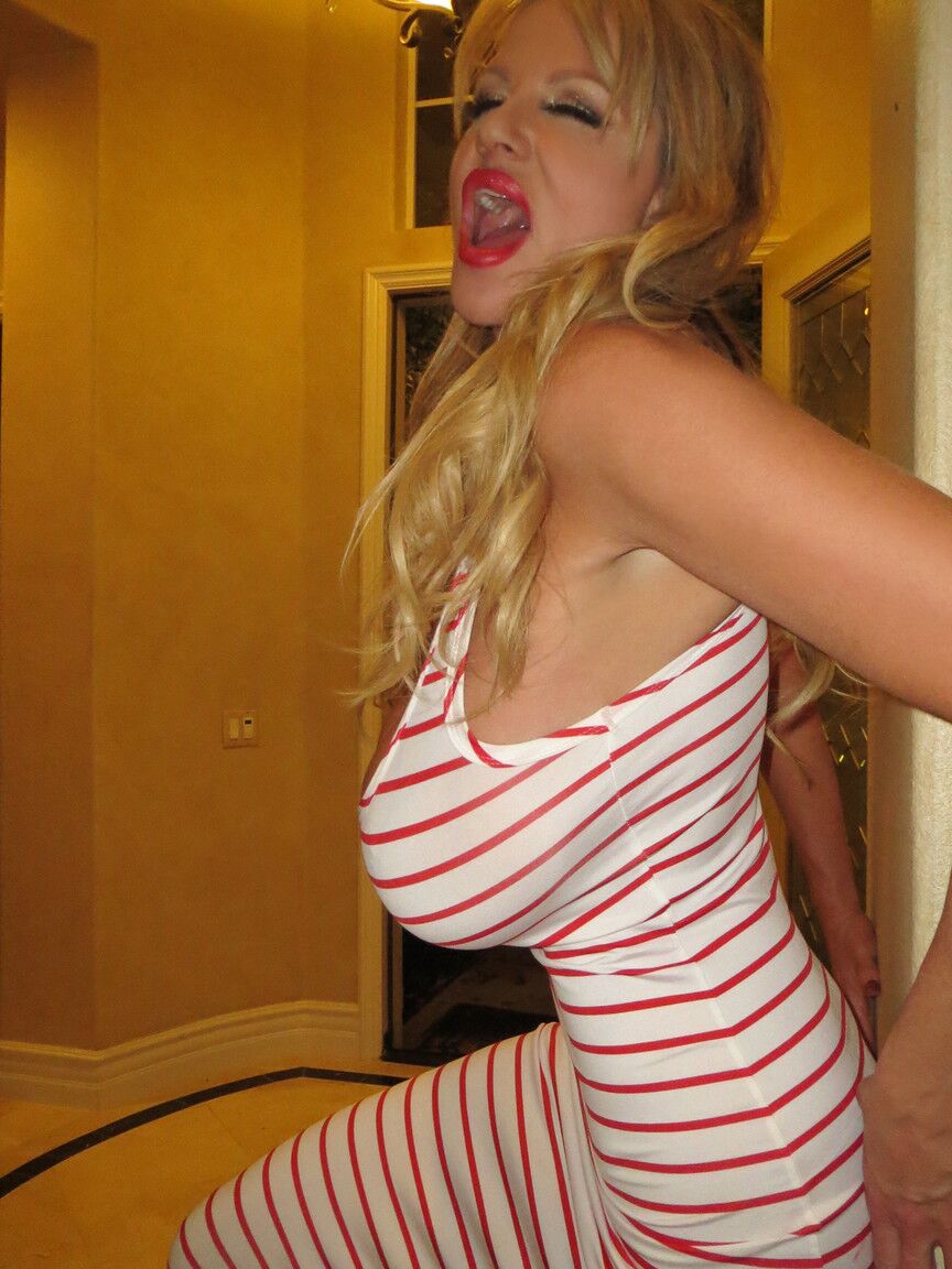 17P Loira peituda MILF Kelly Madison posa em um vestido justo e brinca com seus peitos