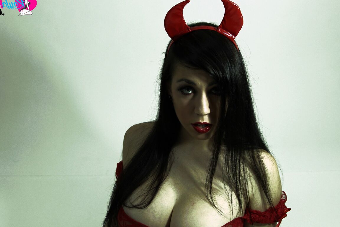 12P Diabo tesão Kayla Kiss e seus peitos enormes fumam a tela em um cosplay quente