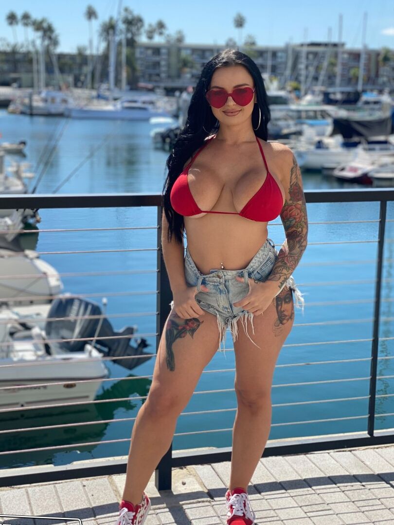 Der brünette 20P-Teenager Payton Preslee modelliert einen Bikini, bevor er Ärsche isst und fickt