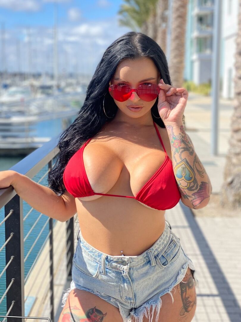 Der brünette 20P-Teenager Payton Preslee modelliert einen Bikini, bevor er Ärsche isst und fickt