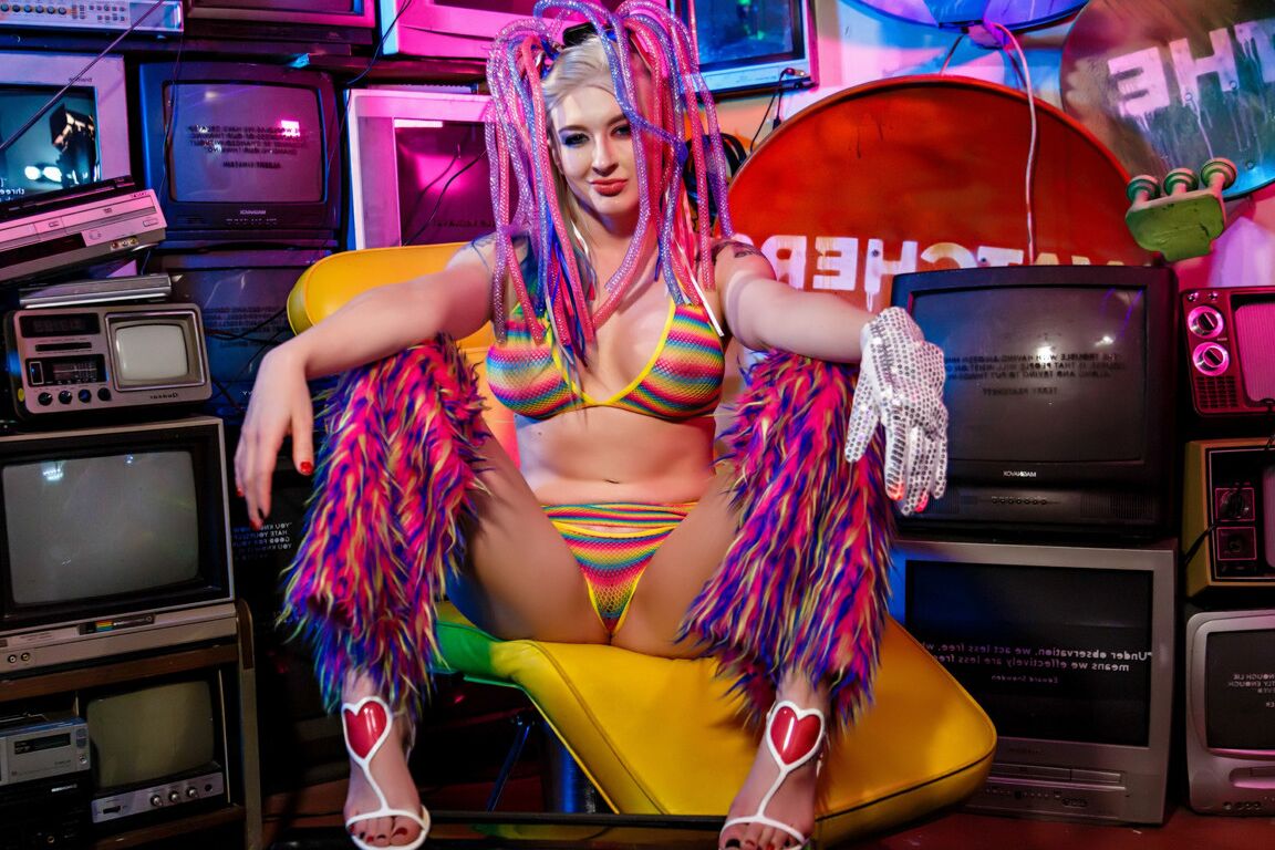 21P Slutty American Leya Falcon showing off her big tits and round booty