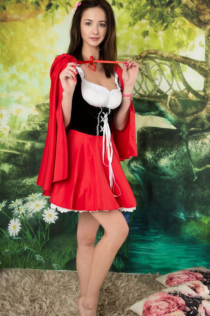 20P La beauté du cosplay enlève son costume pour révéler de jolis gros seins
