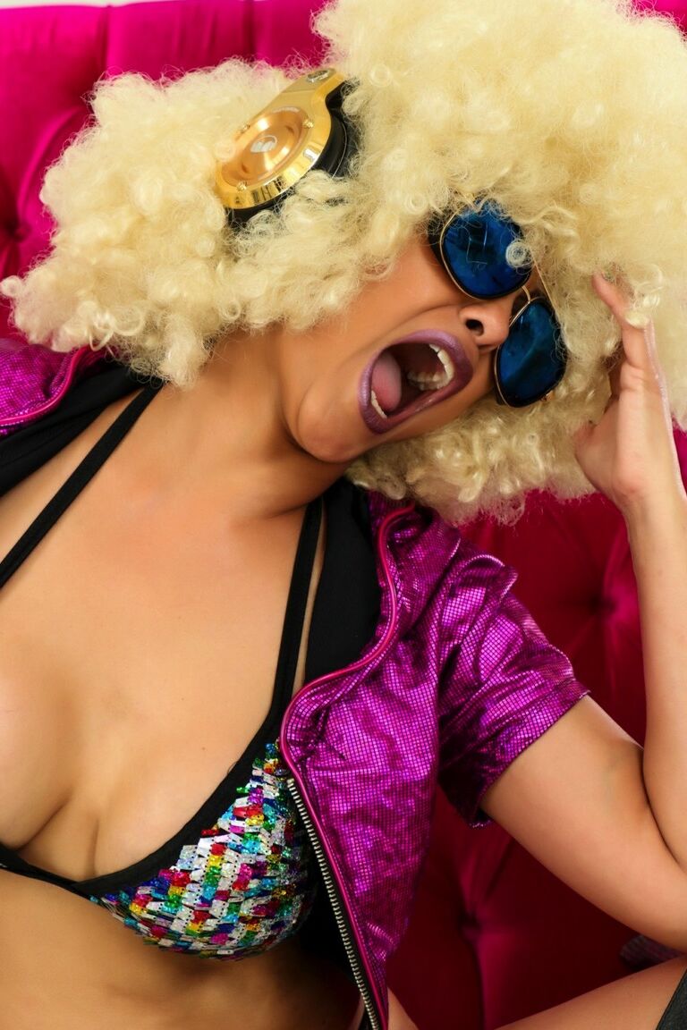12P DJ Priya Rai развлекается с блондинкой в ​​афро-парике
