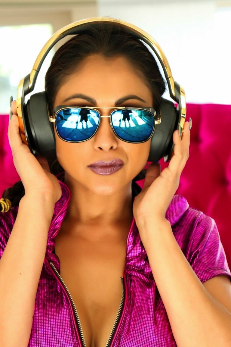 12P DJ Priya Rai развлекается с блондинкой в ​​афро-парике