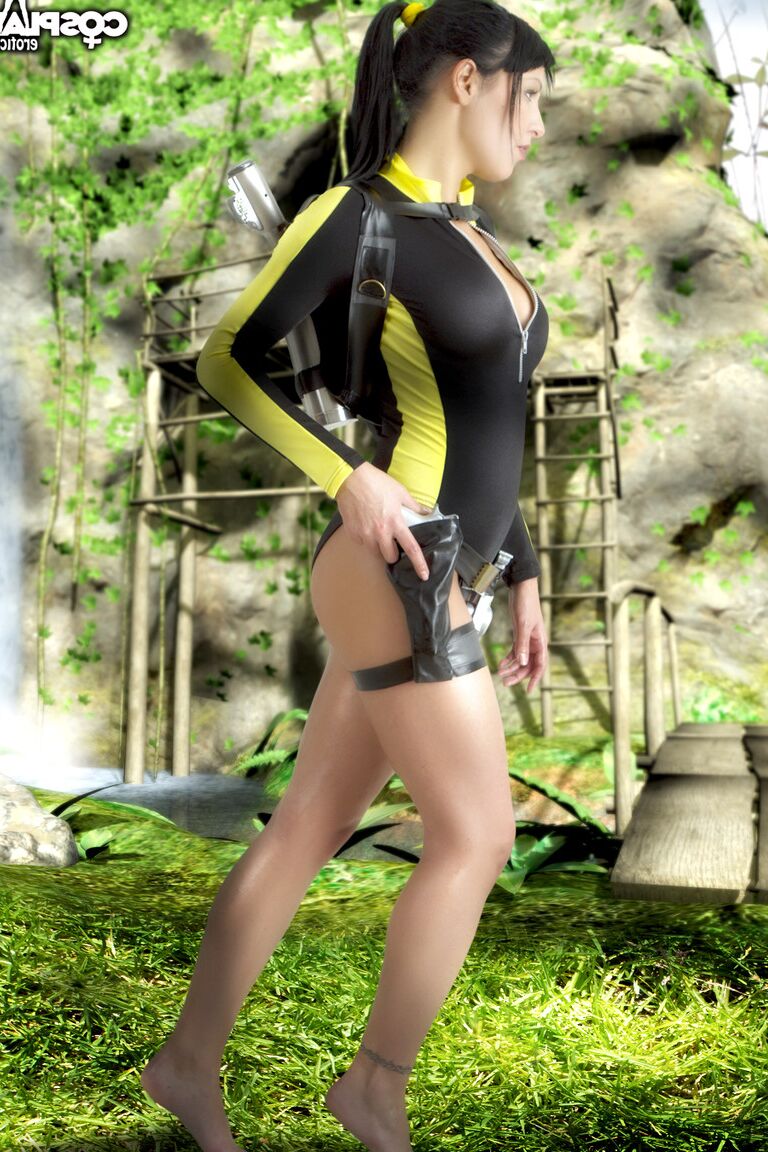 12P Une brune sexy montre son superbe corps en portant une tenue Tomb Raider