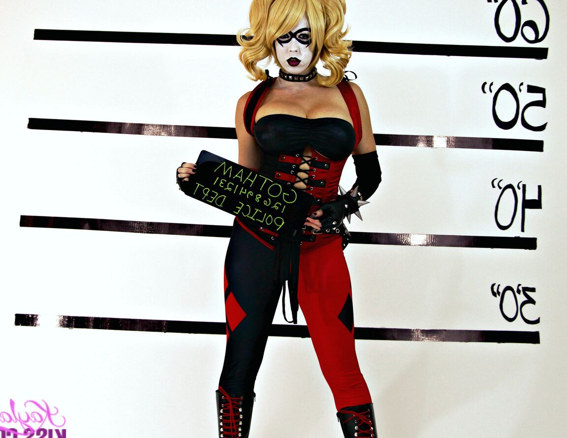 12P Busty Cosplay Cutie zieht ihr Kostüm aus, um ihre Cartoon-Proportionen zu zeigen