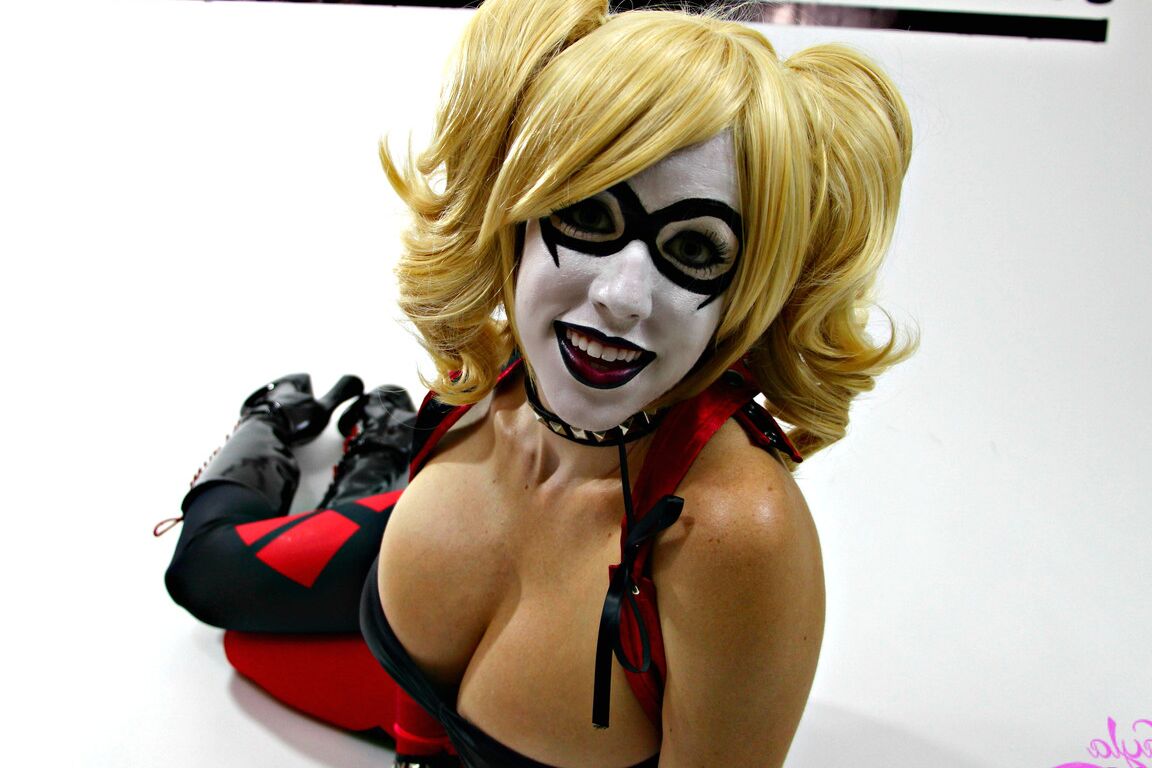 12P Busty Cosplay Cutie zieht ihr Kostüm aus, um ihre Cartoon-Proportionen zu zeigen