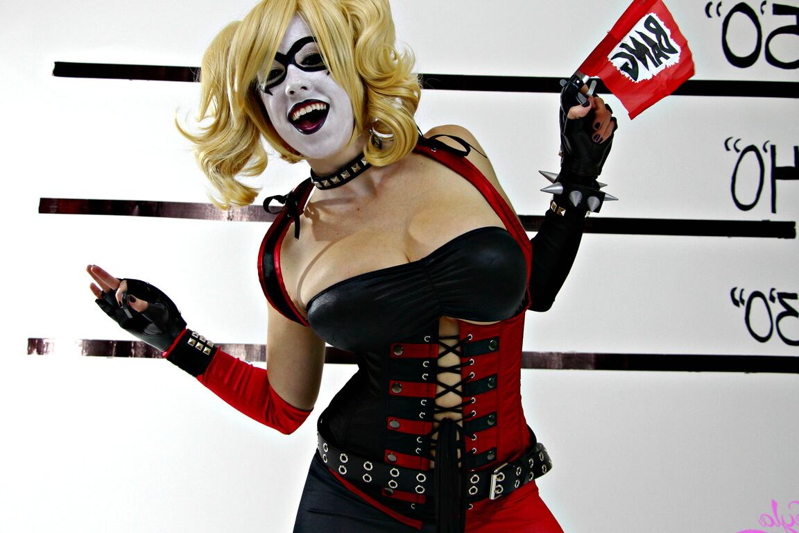 12P Busty Cosplay Cutie zieht ihr Kostüm aus, um ihre Cartoon-Proportionen zu zeigen