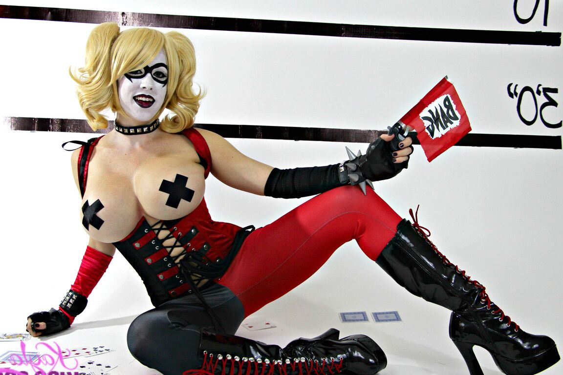 12P Busty Cosplay Cutie zieht ihr Kostüm aus, um ihre Cartoon-Proportionen zu zeigen