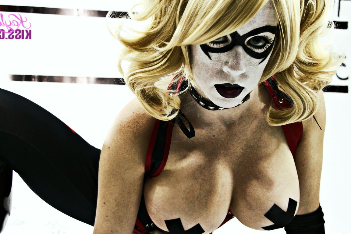 12P Busty Cosplay Cutie zieht ihr Kostüm aus, um ihre Cartoon-Proportionen zu zeigen