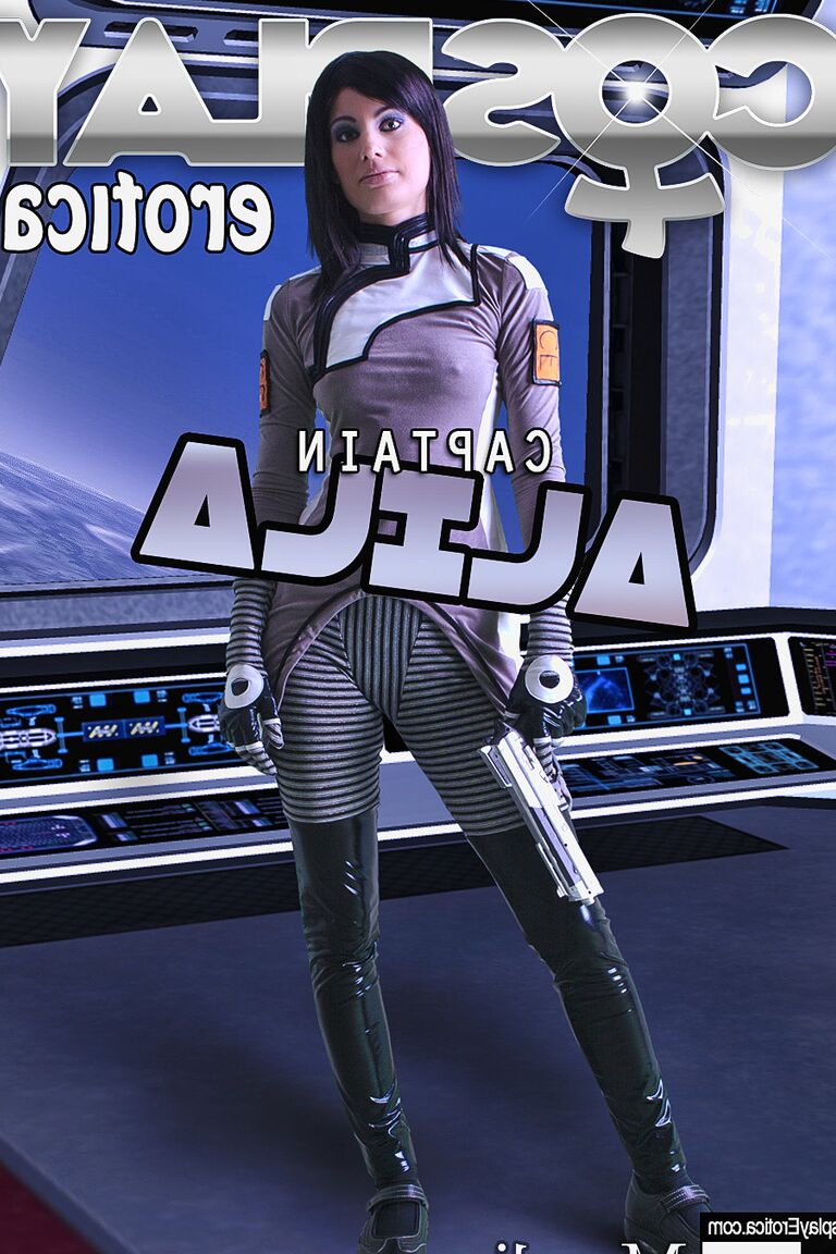 12P Une brune chaude travaille son joli cul sans vêtements de cosplay