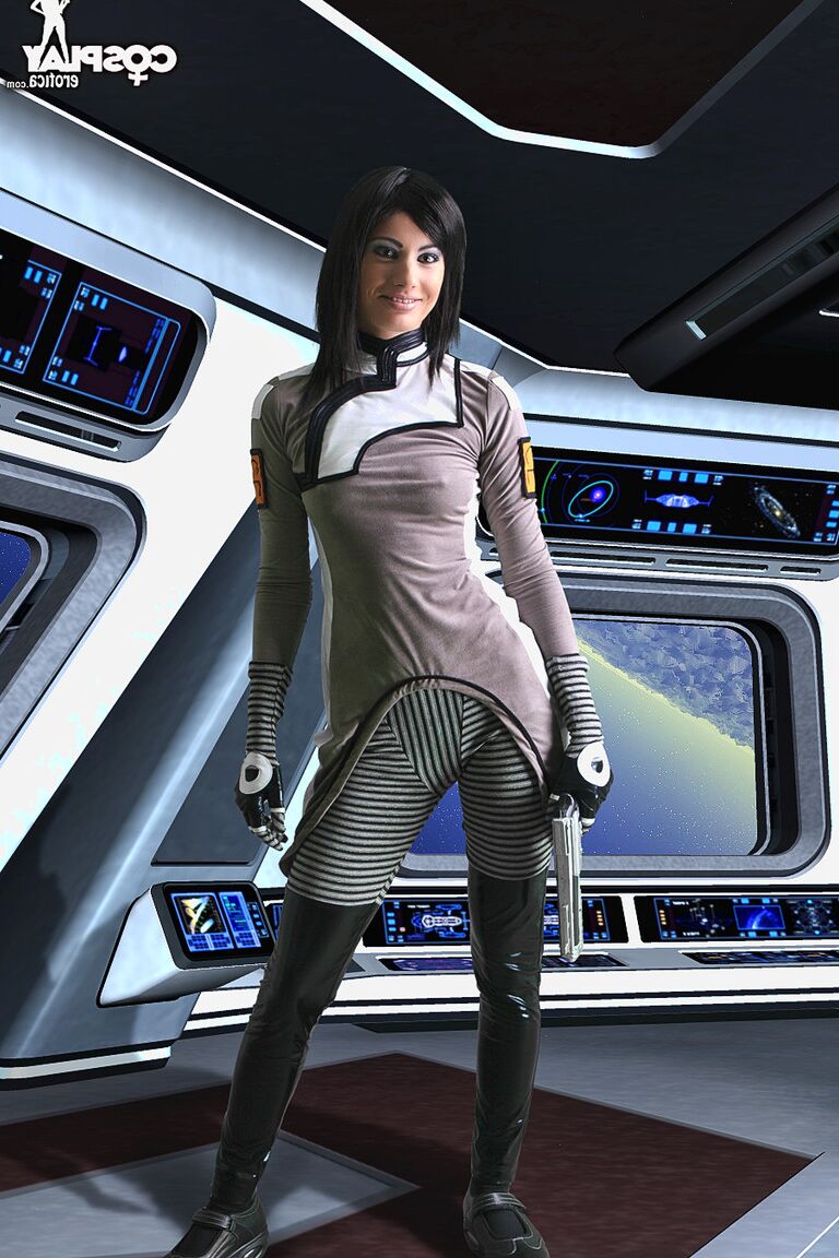 12P Une brune chaude travaille son joli cul sans vêtements de cosplay