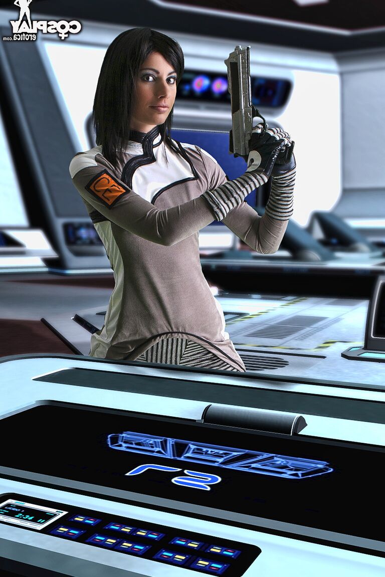 12P Une brune chaude travaille son joli cul sans vêtements de cosplay