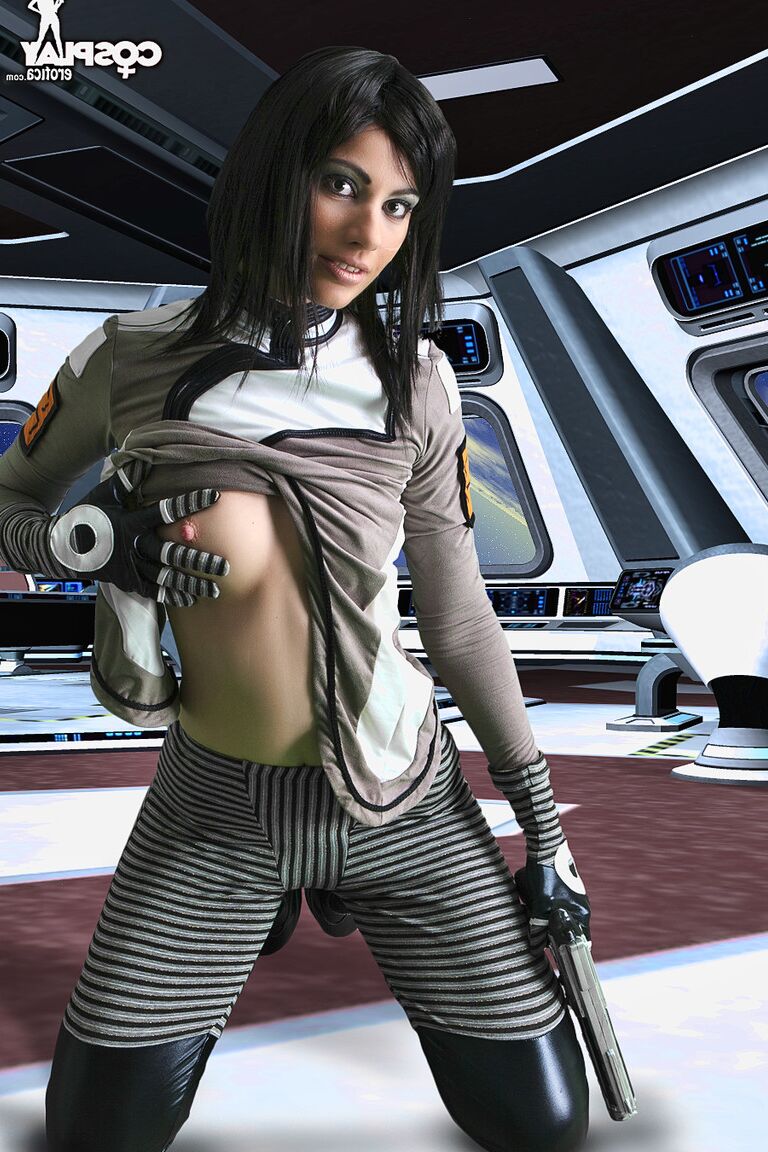12P Une brune chaude travaille son joli cul sans vêtements de cosplay
