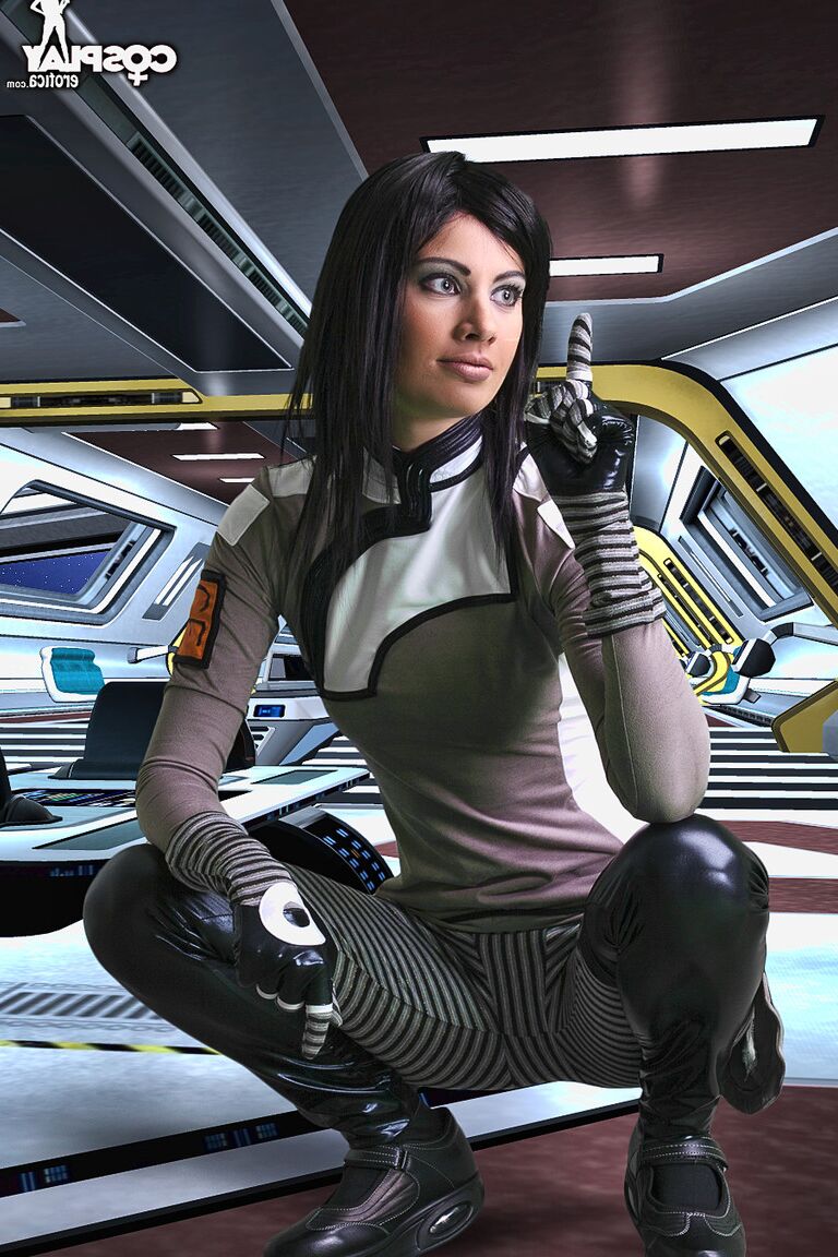 12P Une brune chaude travaille son joli cul sans vêtements de cosplay