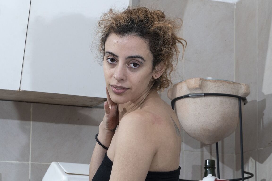 16P A modelo amadora Lula exibe seus seios naturais e castor em sua cozinha