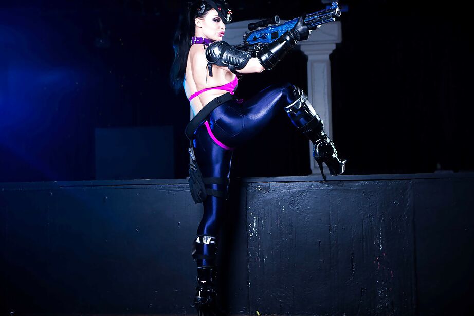 16P Pornstar Aletta Ocean exibindo peitos grandes e bunda bonita em traje de cosplay