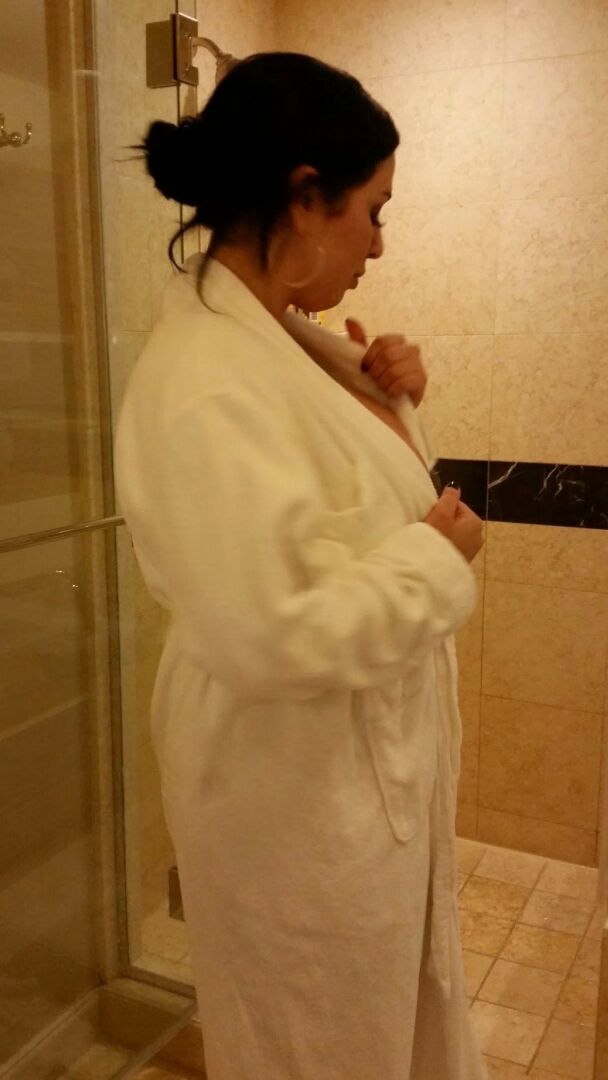 21P Curvaceous MILF Brianna Rose flaunts her sweet curves while showering