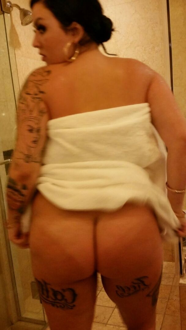 21P Curvaceous MILF Brianna Rose flaunts her sweet curves while showering