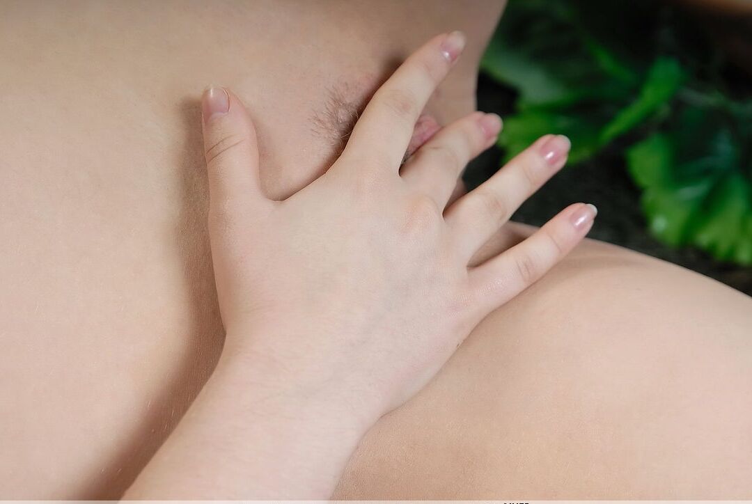 16P La belle brune Paloma se déshabille en extérieur pour se masturber en solo à genoux
