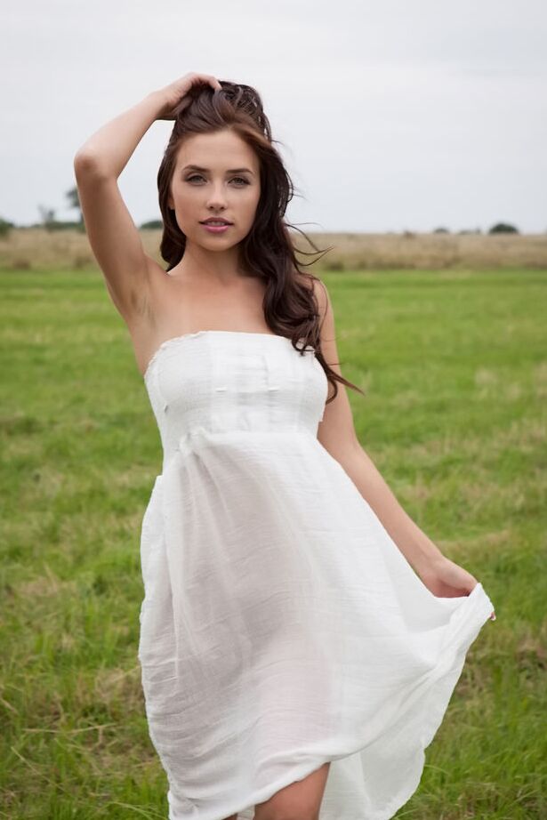 18P Linda morena Niemira tira vestido branco para posar nua em campo de feno