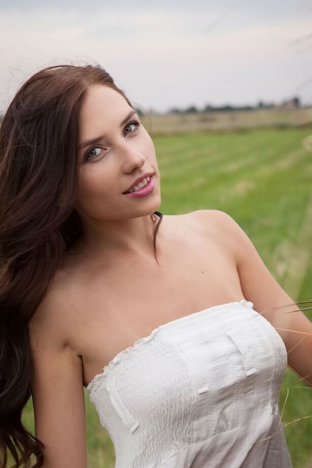 18P Linda morena Niemira tira vestido branco para posar nua em campo de feno