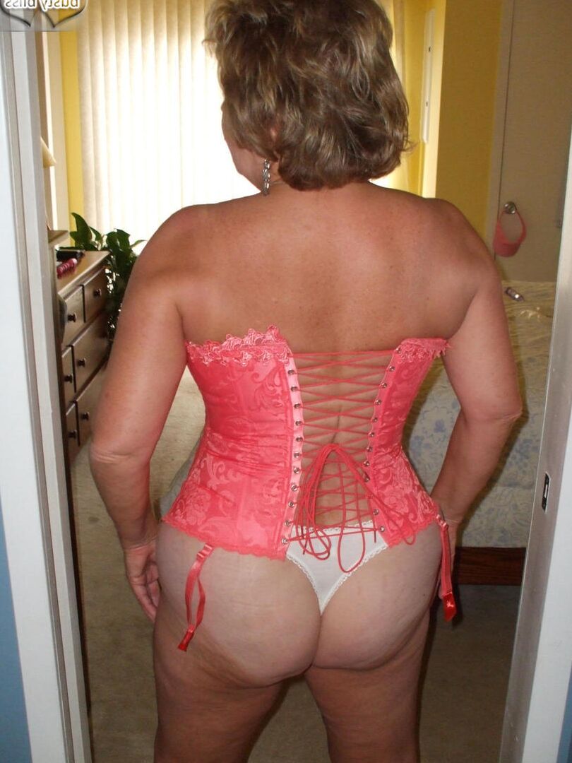20P A senhora mais velha Busty Bliss perde os seios de um espartilho antes de brincar de pau