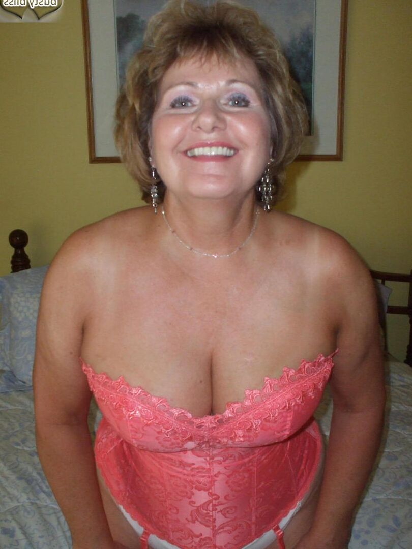 20P A senhora mais velha Busty Bliss perde os seios de um espartilho antes de brincar de pau