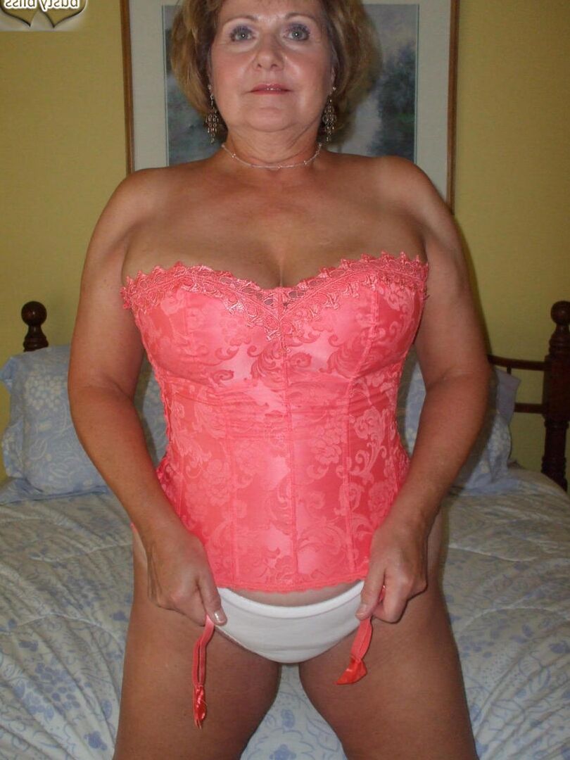 20P A senhora mais velha Busty Bliss perde os seios de um espartilho antes de brincar de pau