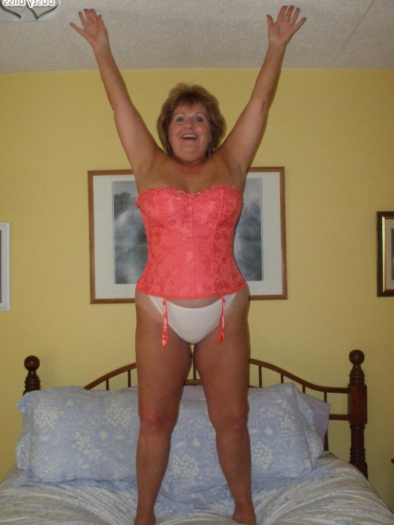 20P A senhora mais velha Busty Bliss perde os seios de um espartilho antes de brincar de pau