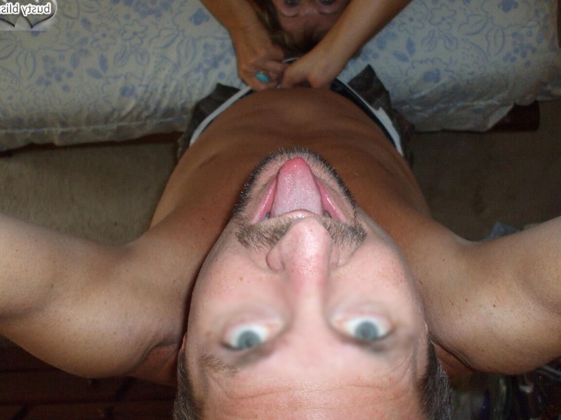 20P A senhora mais velha Busty Bliss perde os seios de um espartilho antes de brincar de pau