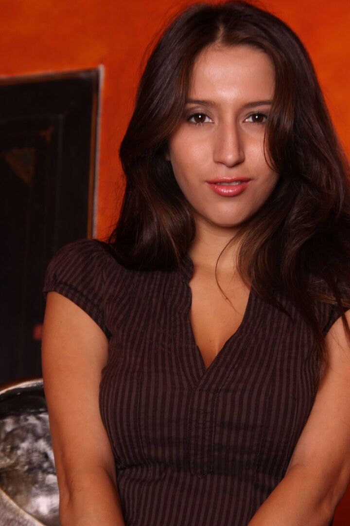 La latina 16P April Oneil se mete los dedos en el coño durante el estreno de modelaje desnudo