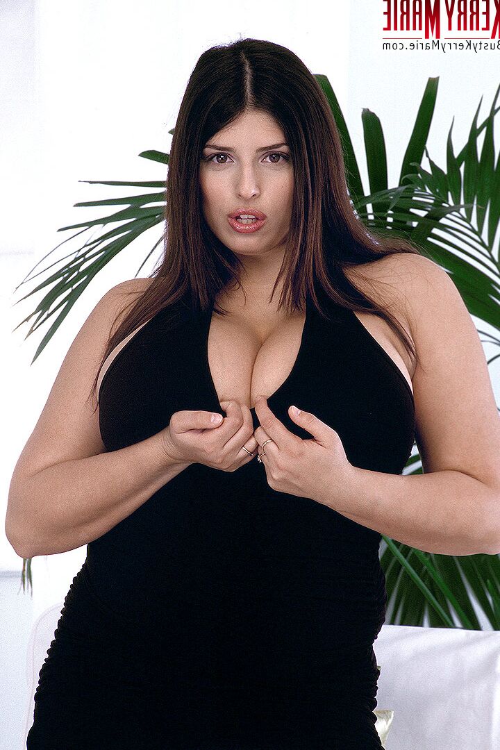 21P La jugosa estrella porno Kerry Marie libera sus grandes tetas y juguetes en su coño calvo en su sofá