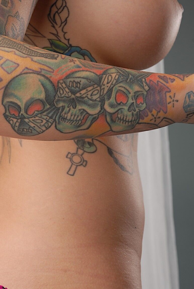 21P Garota morena gostosa com tatuagens incríveis Emily Parker exibe seus seios