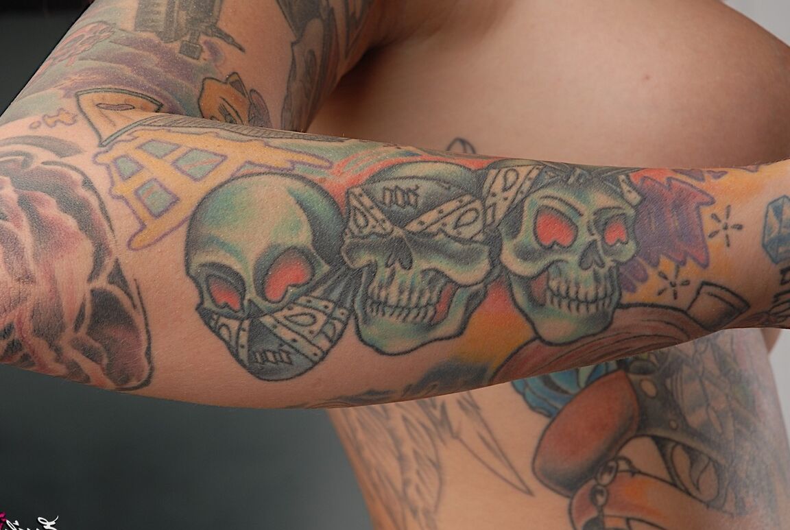 21P Garota morena gostosa com tatuagens incríveis Emily Parker exibe seus seios