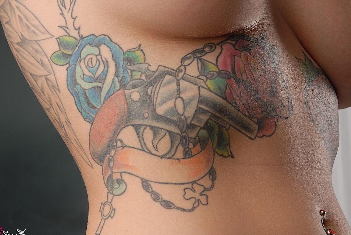 21P Garota morena gostosa com tatuagens incríveis Emily Parker exibe seus seios