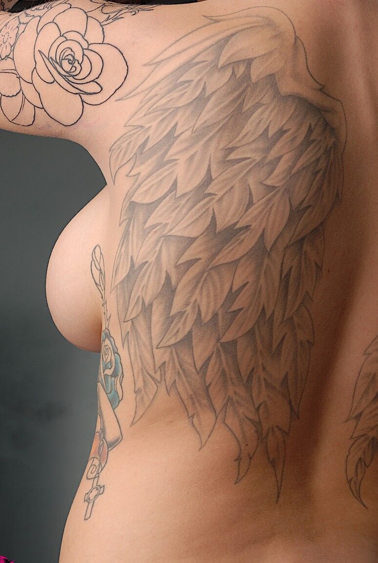 21P Garota morena gostosa com tatuagens incríveis Emily Parker exibe seus seios