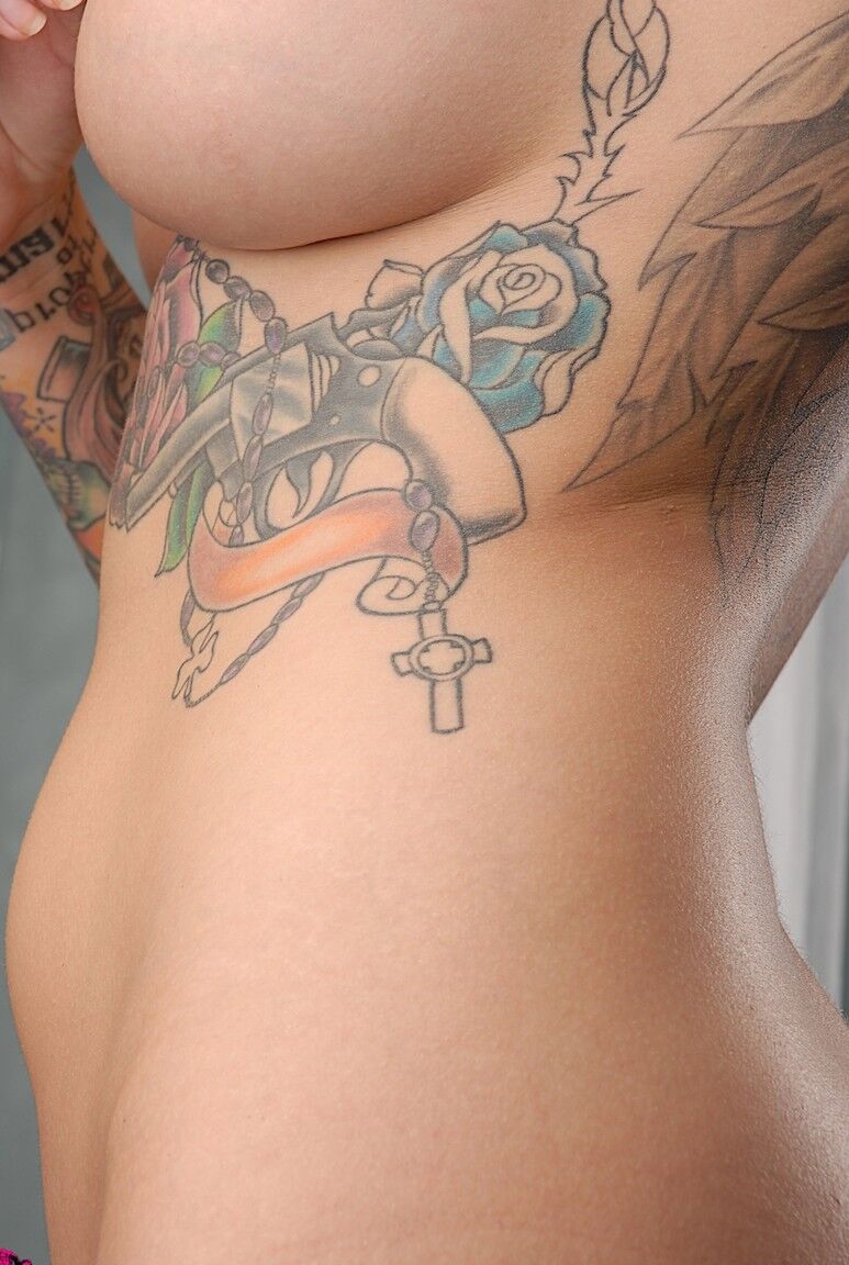 21P Garota morena gostosa com tatuagens incríveis Emily Parker exibe seus seios