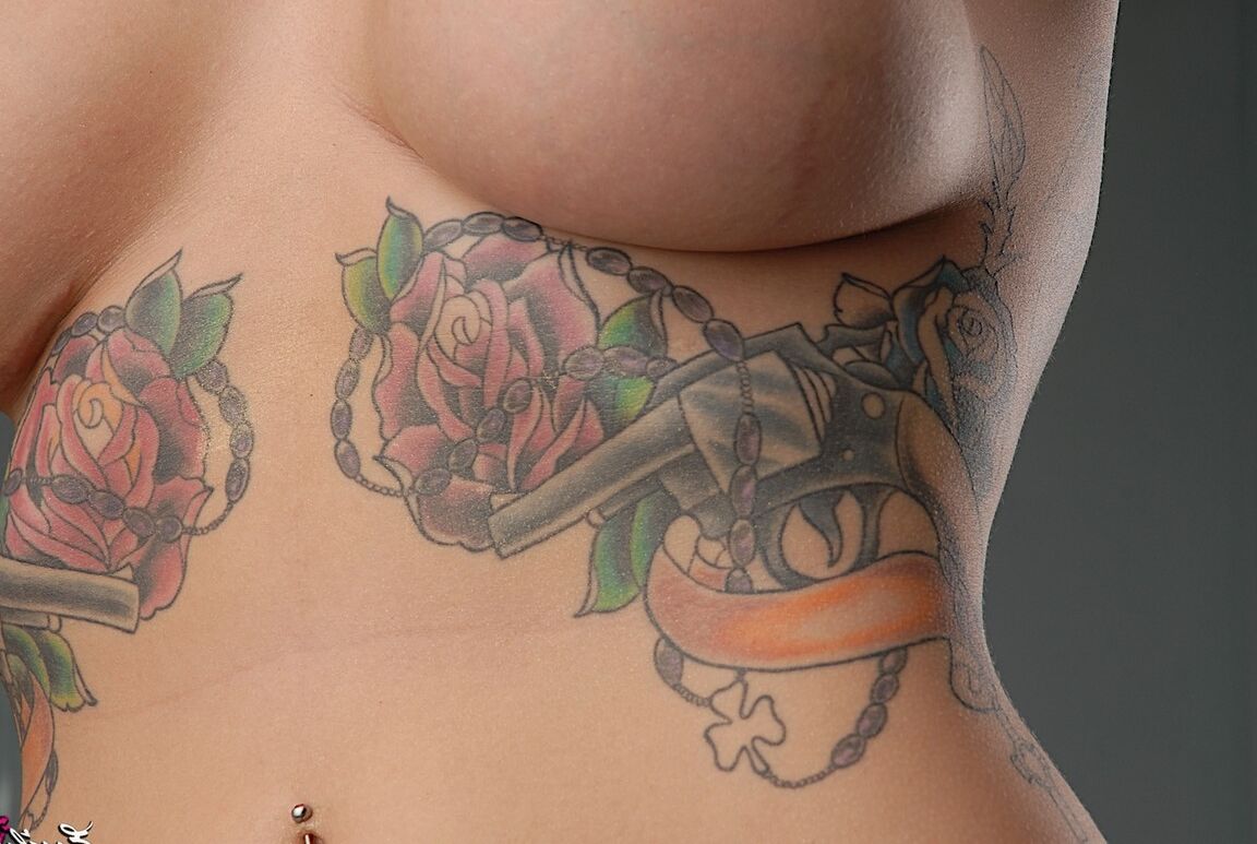 21P Garota morena gostosa com tatuagens incríveis Emily Parker exibe seus seios