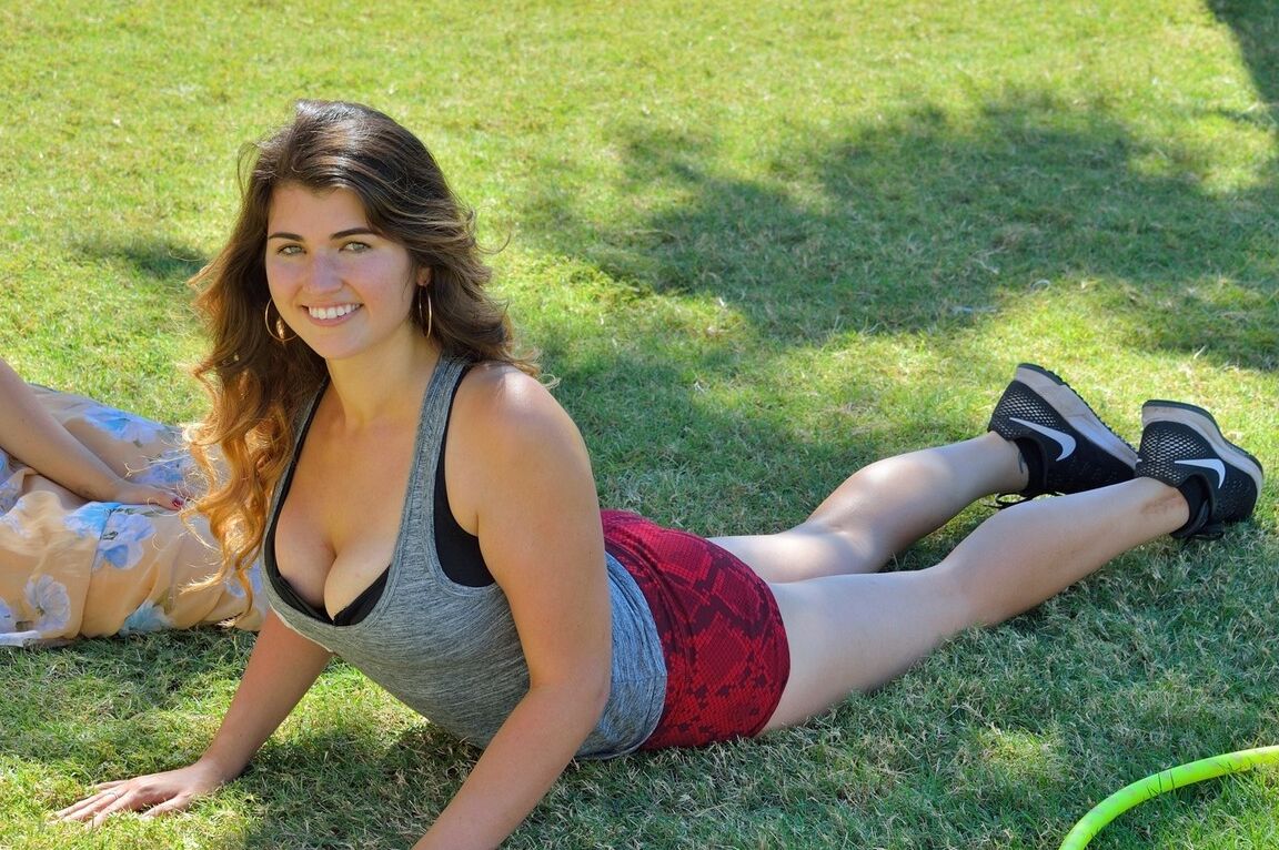 21P Hermosa amateur tetona Gianna mostrando sus grandes tetas al aire libre